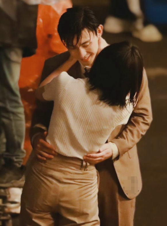 邓伦新剧路透与倪妮上演跨时空的爱恋搂腰亲吻实在太甜了