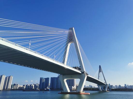 海南省海口市世纪大桥矗立在蓝天之下. 海南师范大学 胡奥琪/摄