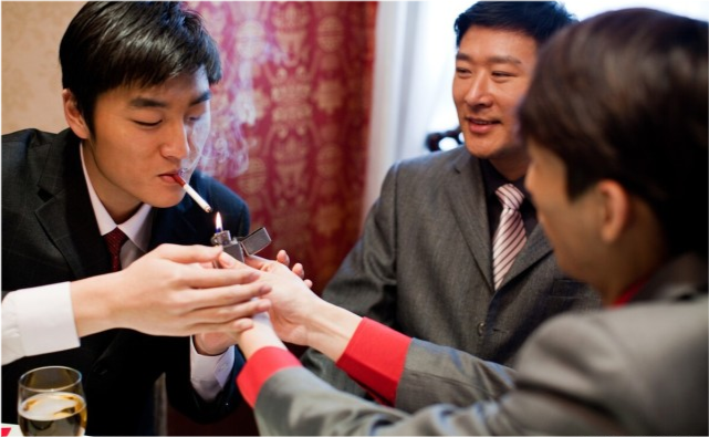 只有你和领导两个人时,领导给你递烟,你可以先礼貌地接过,然后再做