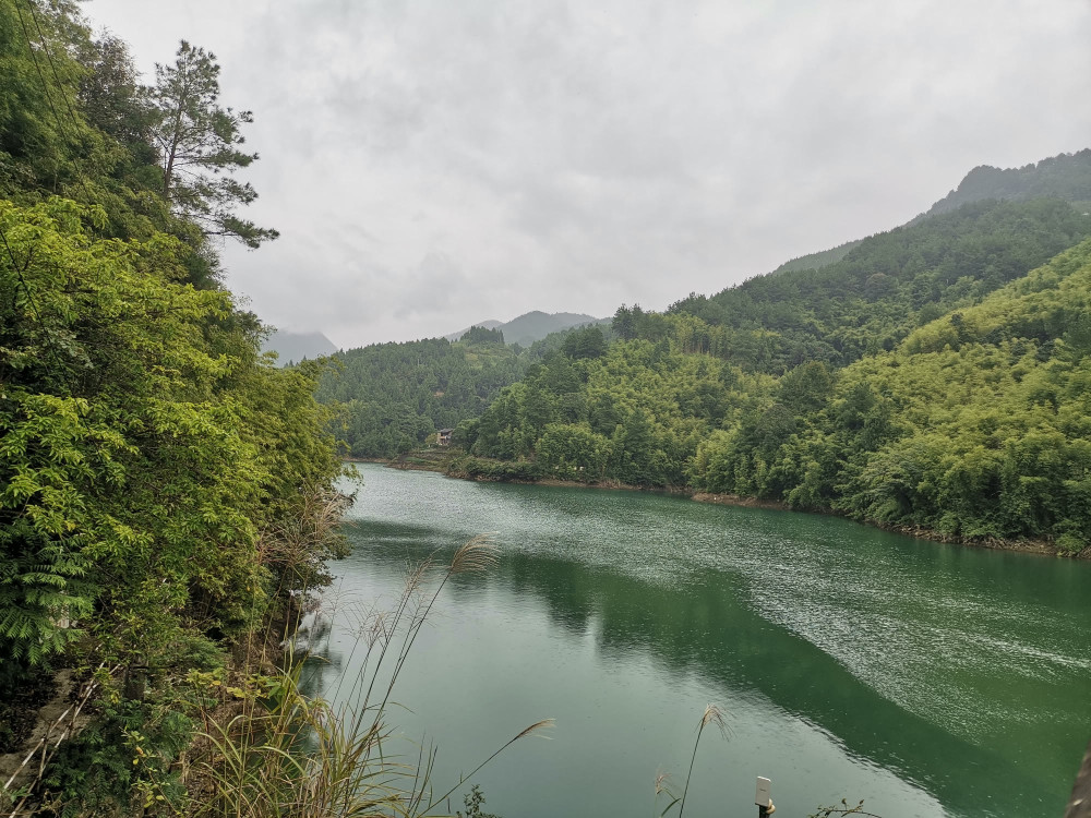 偶遇北碚深山大型水库,凸峰兀立环境优美,烟雨朦胧游人陶醉