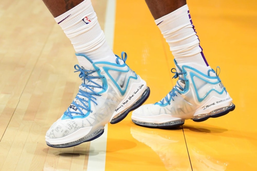 nba球员上脚詹姆斯上脚lebron19字母哥上脚freak3