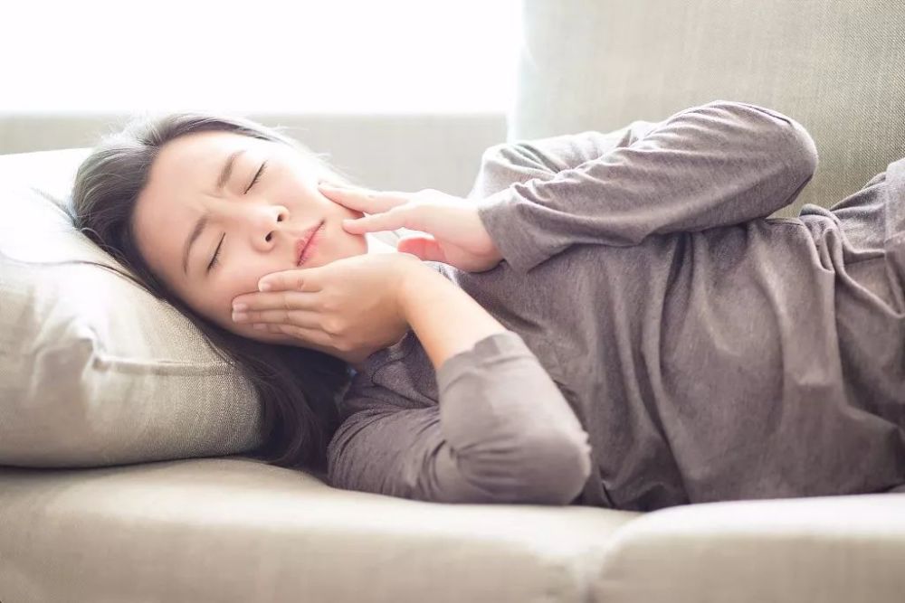 不小心脖子受了寒,第二天起来脖子就会落枕,脖子僵硬疼痛,疼痛难忍,不