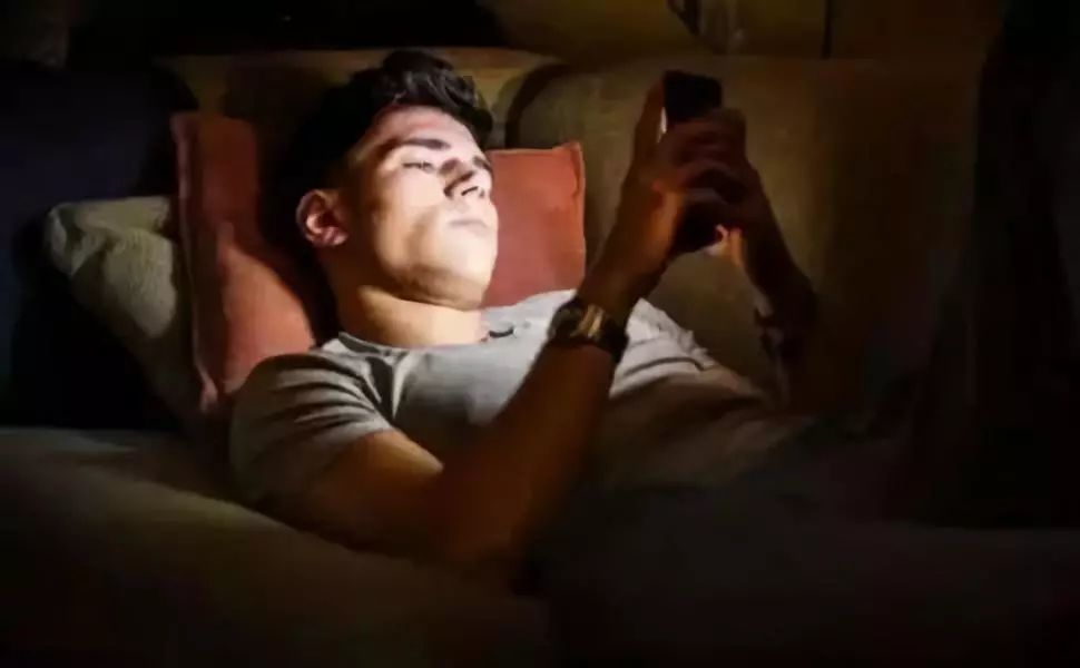 为什么手机是睡眠杀手习惯性睡前玩手机长期熬夜玩手机的危害