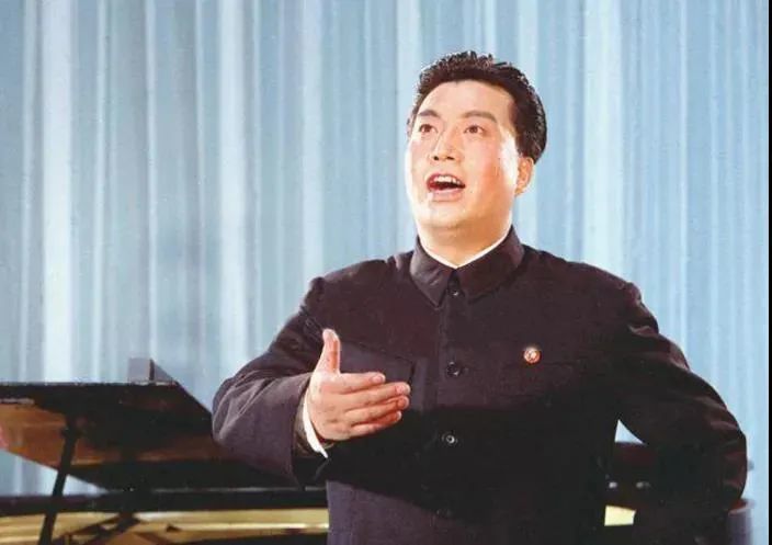 1969年,西哈努克亲王访问新疆,李双江作为演员代表上台演出,给对方