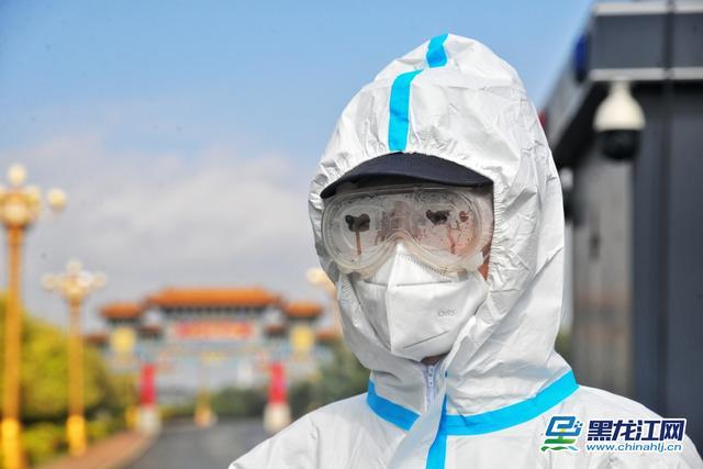 抗疫一线民警执勤汗流浃背 记者倍受感动送上"最美照片"