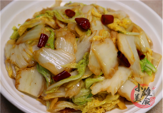 制作 1,首先我们要准备一颗大白菜,然后把白菜一片片地掰下来,接着