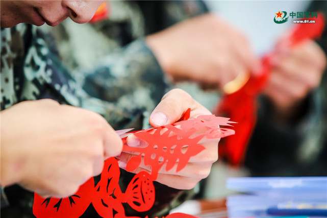 当官兵遇上中国传统剪纸艺术,一个字,绝!_腾讯网