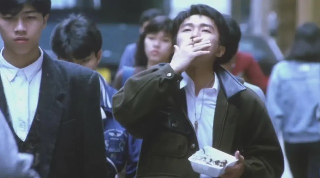 在九九零年的《咖喱辣椒》里星爷和张学友是一对警察,当他们遇到贩卖