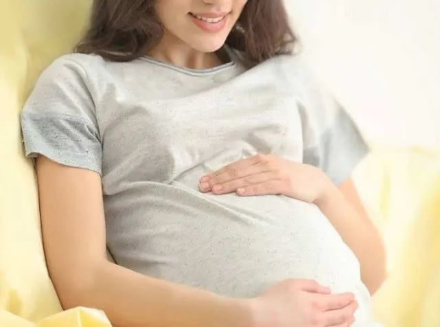 准妈妈陈意涵怀孕9个月挺孕肚走红毯网友确定怀了吗