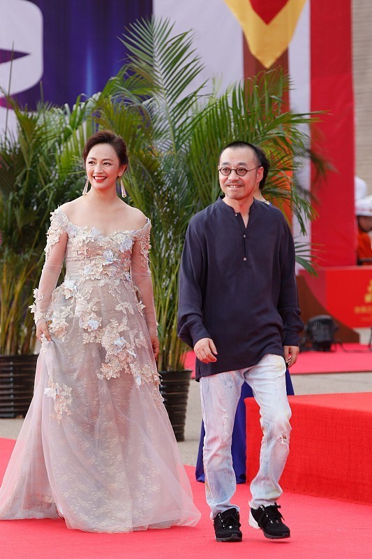 "阔太"罗海琼穿花仙子礼服挺仙气,但斜方肌明显又显壮,太减分