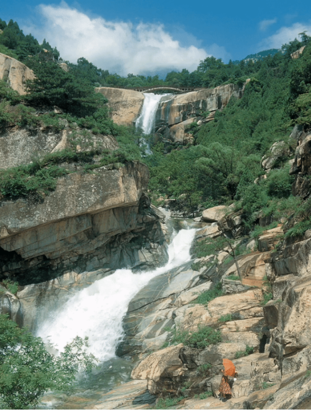 黑龙潭瀑布  图片来源 泰山世界地质公园