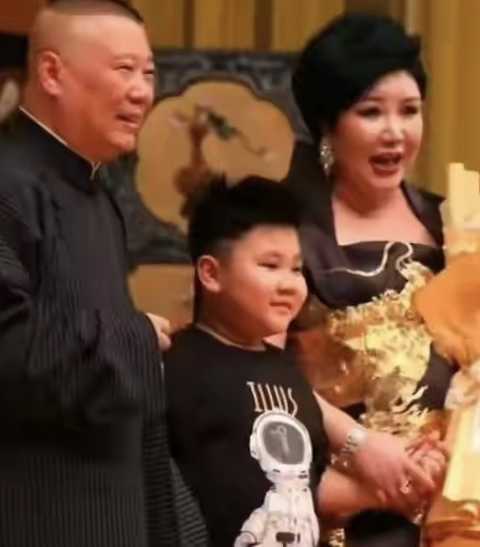 郭德纲妻子晒近况精心打扮好贵气小儿子四肢壮实神态像极了爸爸