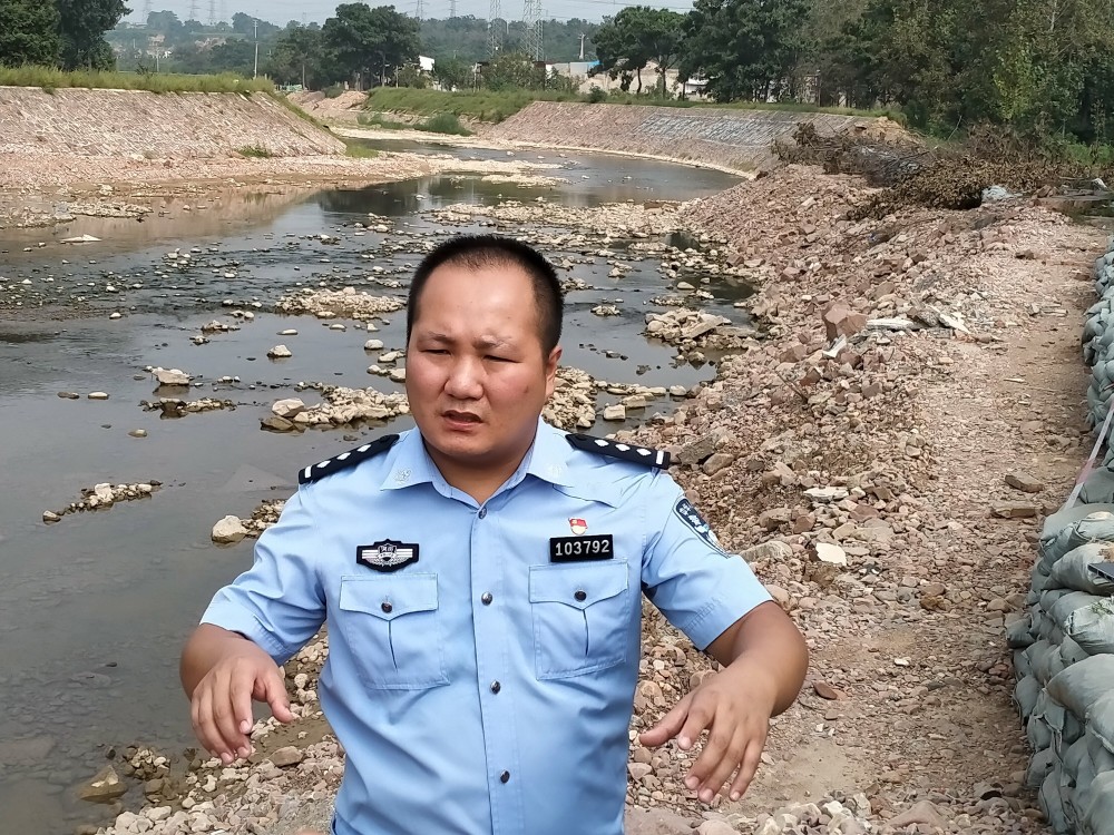 暴雨中勇救51人"警界传奇"杨旭恒是如何炼成的?_腾讯新闻