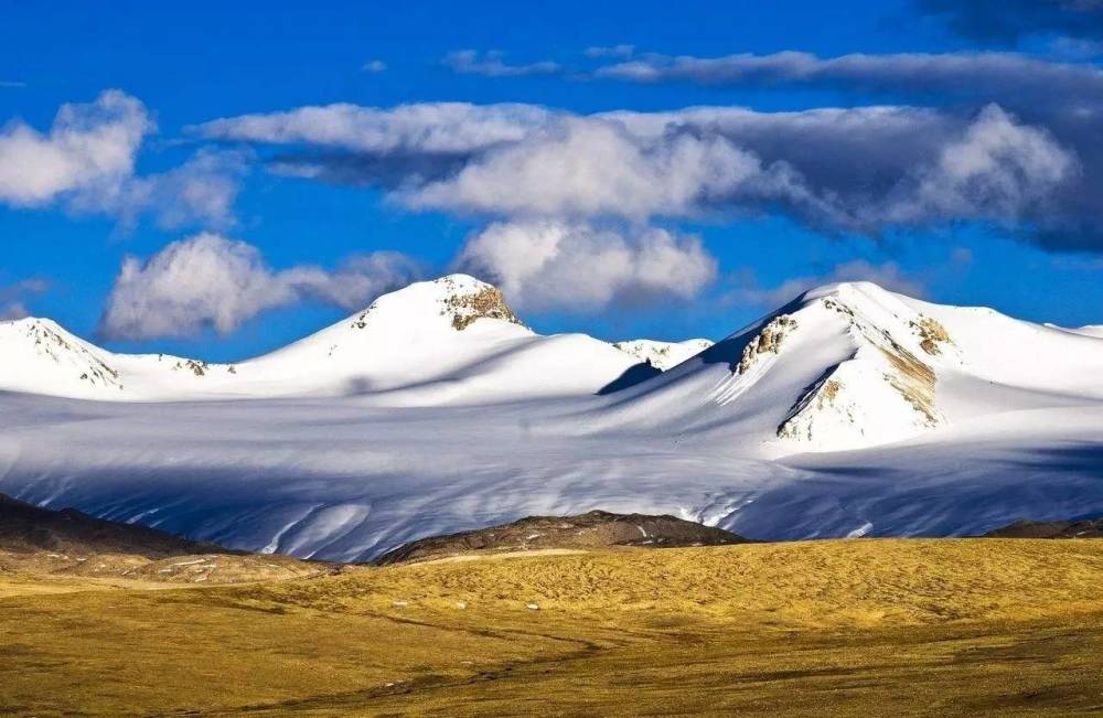 中意为"雄鹰飞不过去的高山",海拔6621米的唐古拉山脉主峰各拉丹冬峰