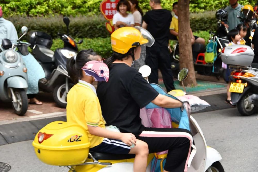 实验小学驾乘电动车的家长及学生头盔佩戴率较高,主要问题为学生未