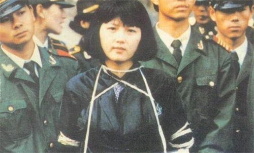 1991年,美女毒贩陶静被抓,为爱不肯供出同伙,枪决前只
