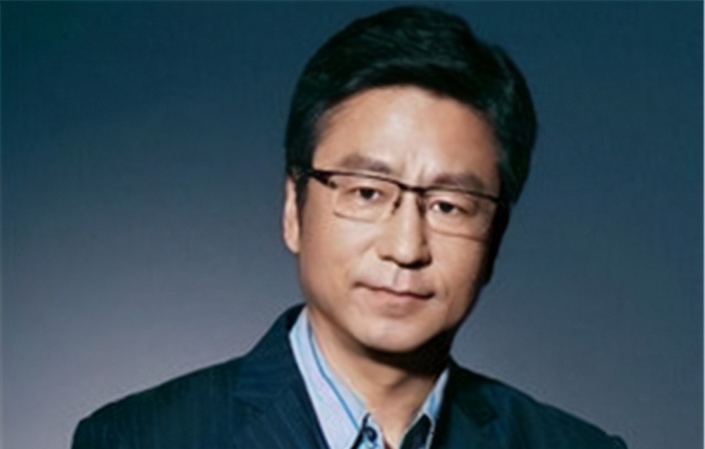 白岩松也从青葱的年轻人变成资历深厚的大叔,从小白变成老白.