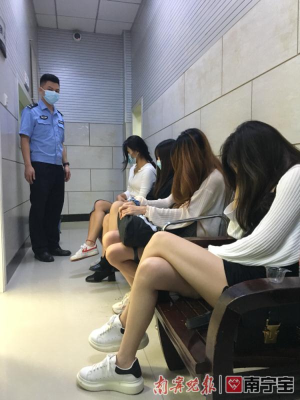 南宁一90后女子为庆生聚众吸毒被警方一窝端