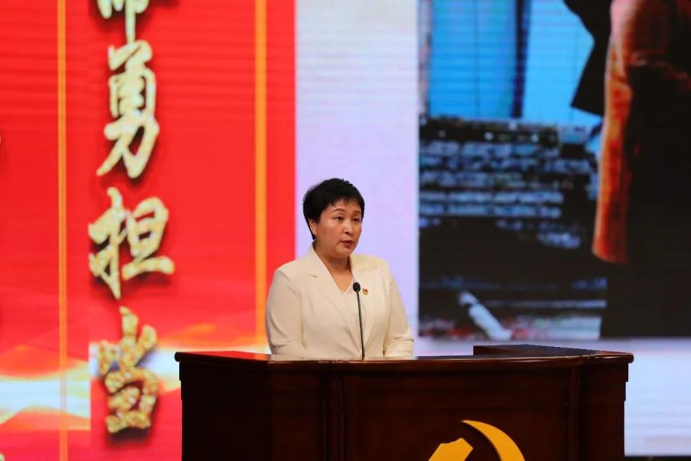 与会人员观看了杜金梅同志先进事迹专题片《生死不渝