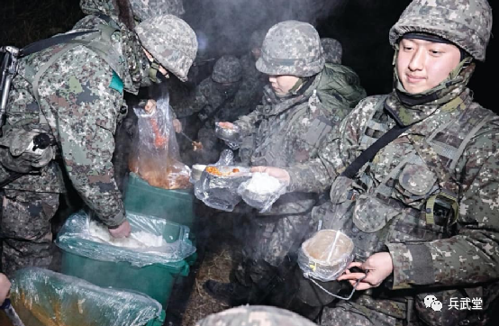 韩国士兵伙食不如监狱餐以泡菜为主缺乏肉类士兵瘦弱缺乏战力