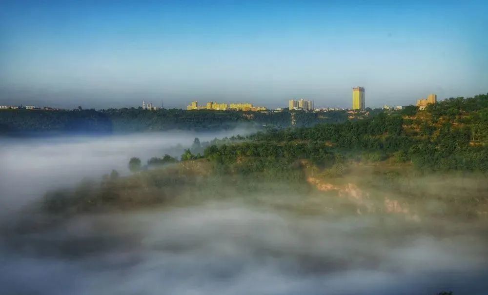 景色秀丽,侯家卯山间云遮雾绕,庆阳市合水县县城东侧