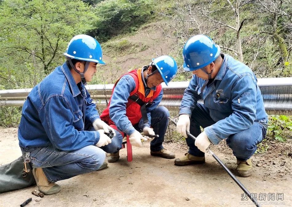 国网麦积区供电公司:暴雨无情 电力人奋力抢修送光明