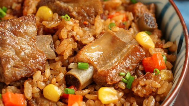 懒人版排骨焖饭快速做法,米饭排骨蔬菜一锅端,吃一次就上瘾