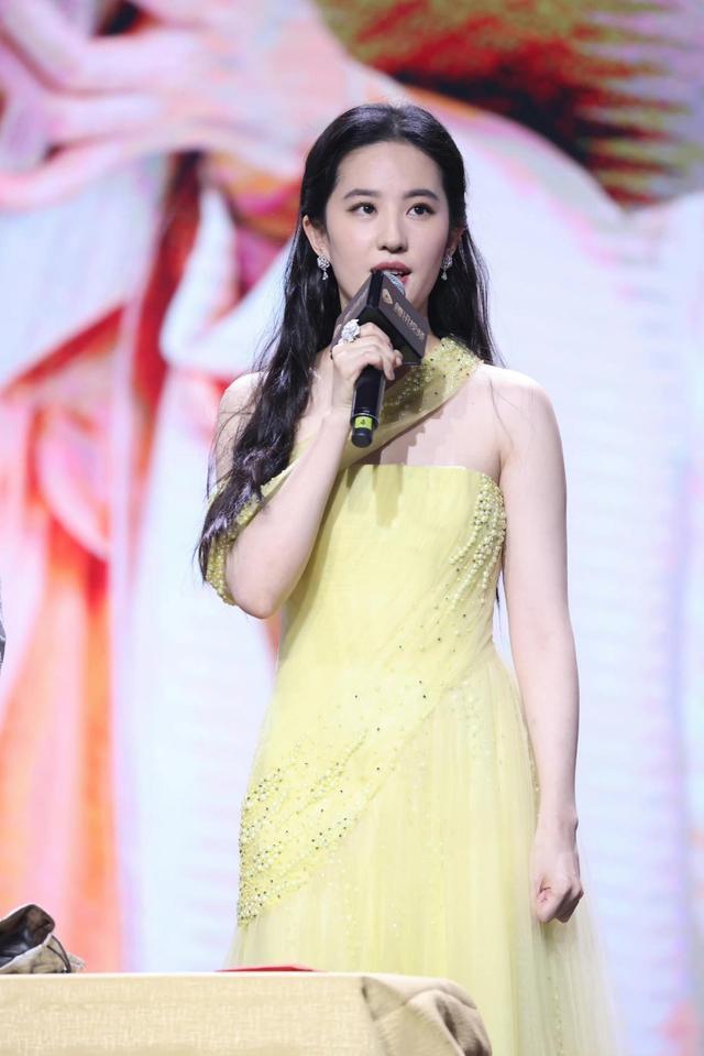 对于刘亦菲这种有些肉感的女生来说,穿礼服必须选择收腰款式的,这样