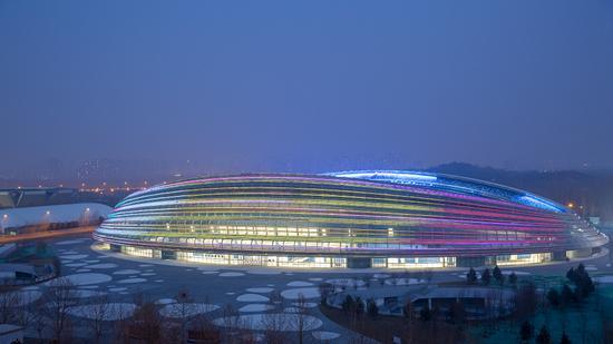 国家速滑馆"冰丝带"夜景. 视觉中国供图