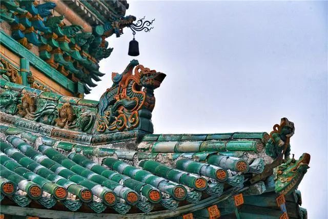 南北朝,在盛唐时期,就有"碧瓦朱甍照城郭"诗句,形容琉璃建筑的华丽