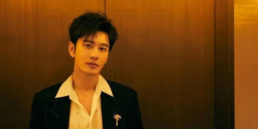 43岁黄晓明"人间油物"变清爽帅哥,颜值回春,状态不输李易峰
