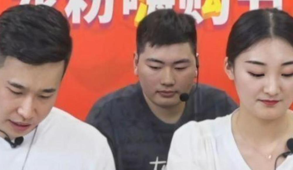大衣哥,是一位比较知名的农民歌手,就算是已经成名了,大衣哥也并没有