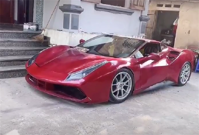 这款跑车和法拉利一样用到了红色的漆面,车身配备无框车门,造型酷炫
