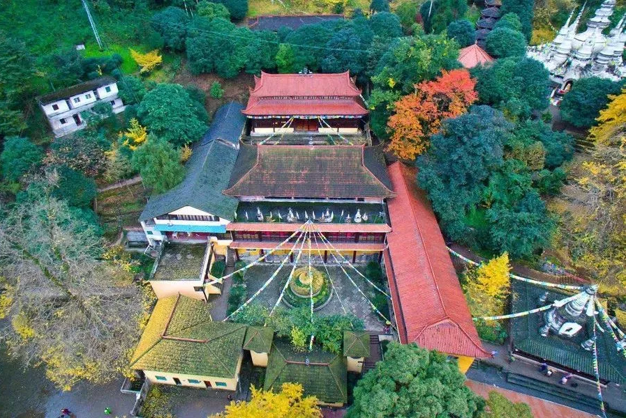 成都大邑白岩寺:风起银杏落,钟响禅意深