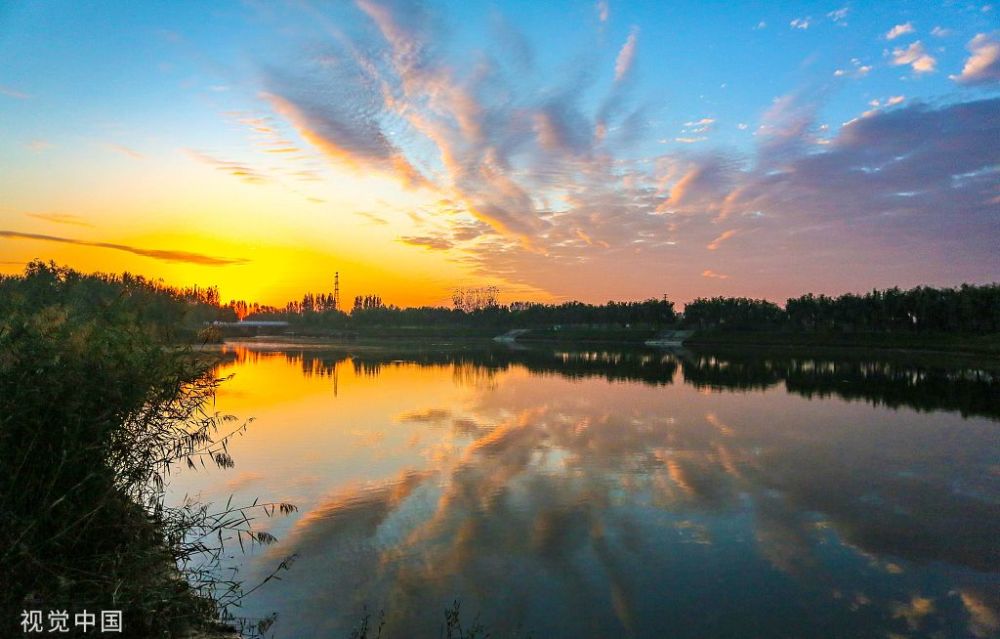 河北邯郸:湿地湖泊迎来日出美景