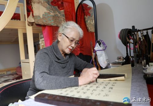 阳光抗病魔68岁独居老人活成时尚奶奶