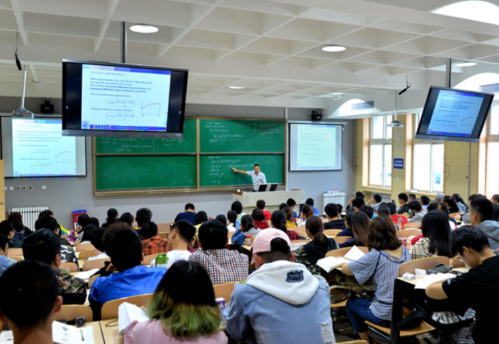 大学生课堂睡觉,老师依然淡定讲课,是老师不负责还是学生懒惰