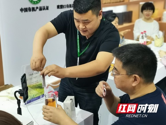 新茶人|邓鹏飞:稳健中求创新 青春在茶香中沉淀