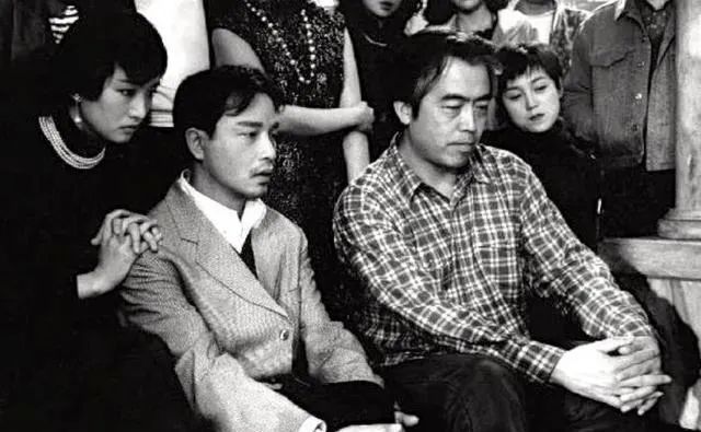 在正式成为导演之前,陈凯歌写得一手好文章,文笔斐然,也曾与北岛站在
