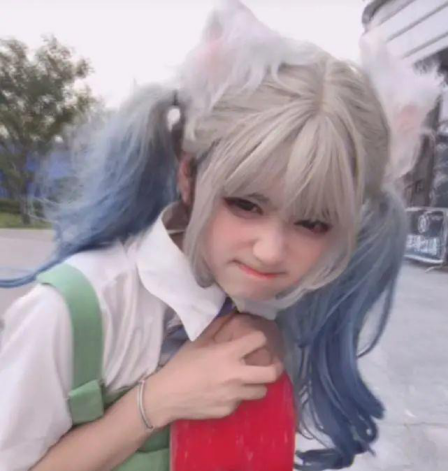 其实网络上的任何一位走红的网红,他们都是有团队包装设计的,安妮我