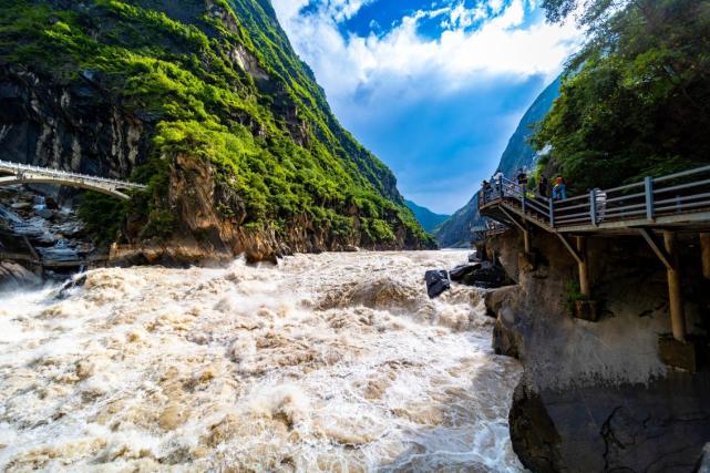 景区包括上,中,下虎跳峡和高路徒步线,其中上虎跳峡是整个景区的核心