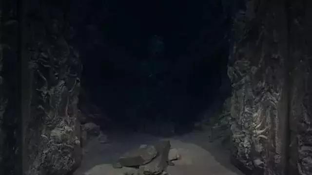 梦回故土，解读梦中父亲墓地长小红虫的深层含义