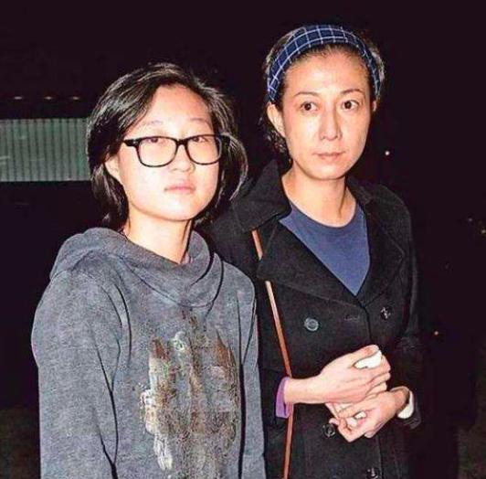 为何成龙不接受吴卓林这个女儿,因为她的名字写满了的