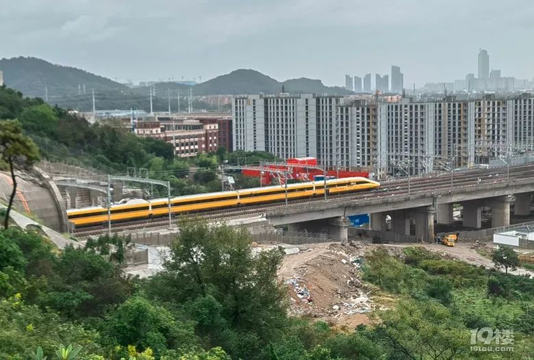 杭台高铁首台检测车开过台州站后进入上北山隧道