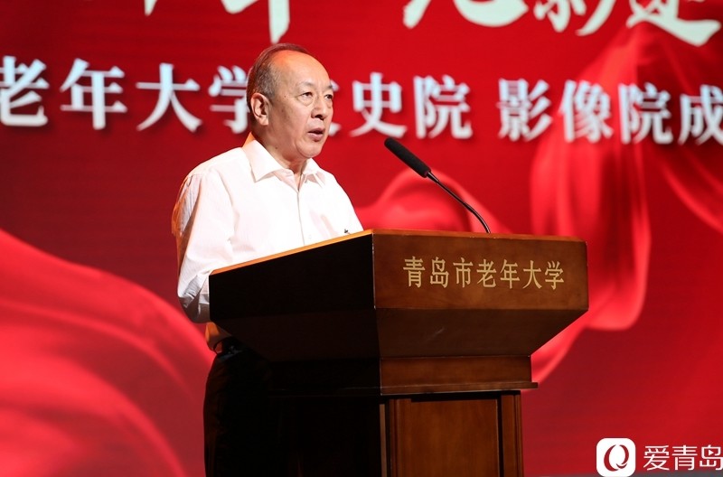 成员,副主席李春生(右,市老年大学影像院院长曹延亮(左)为影像院揭牌