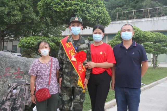 新兵杨勇诚的妈妈早早站在集训队门外等候,亲手写了一封家书交给儿子.