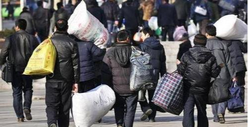 "返乡潮"提前来临,农民工为何不继续赚钱了?原因很现实
