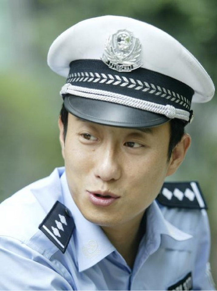 谭乔说,与后来的"谭警官"相比,自己刚开始挺严肃的,但天生嘴碎.