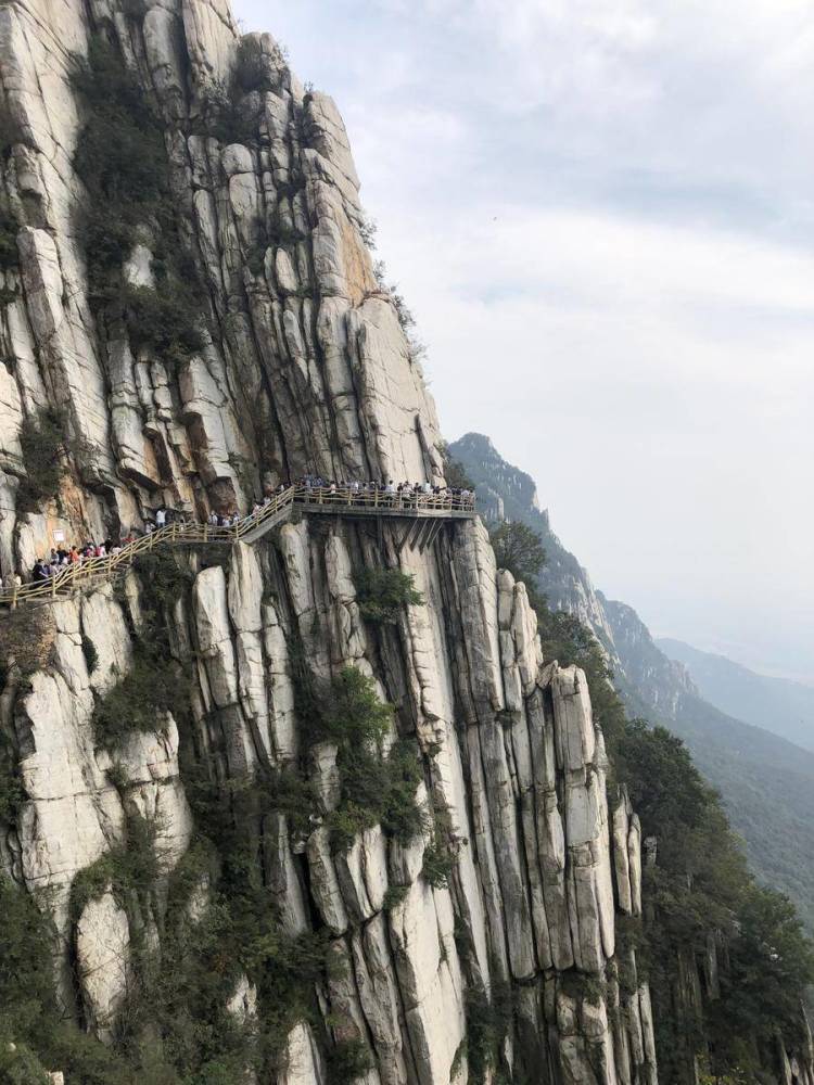 我国最古老的山之一,位于天地之中,山下一寺因武功驰名中外