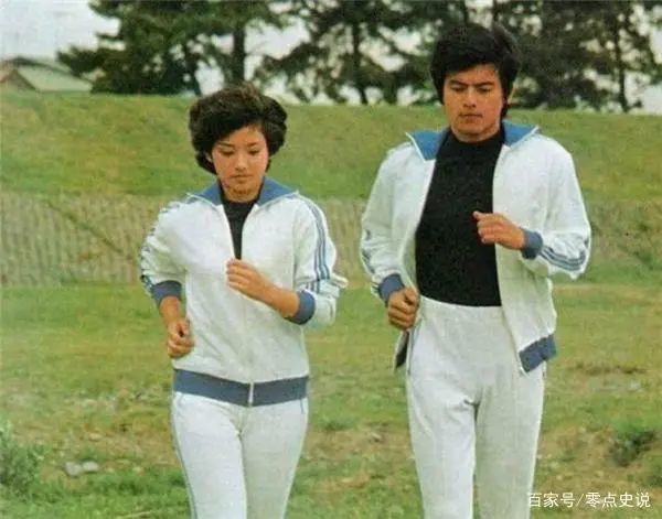 一有时间,山口百惠就会开车前去父母住处照顾他们,完全弥补了